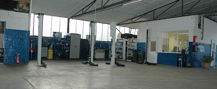 Werkstatthalle mit Hebebühnen